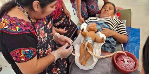 Mujer en taller con muñeco de bebé.