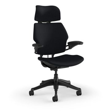 Cadeira de escritório preta ergonômica.
