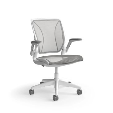 Cadeira de escritório ergonômica branca com rodas.