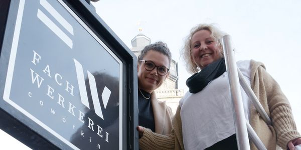 Logo Enthüllung mit Julia Wenderoth (Frau Jott)  und Annett Zöller (FachWerkerei)