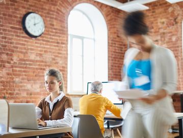 Menschen beim Arbeiten im Coworking Space