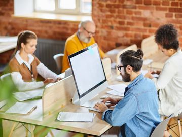 Menschen in einem Coworking space beim Arbeiten