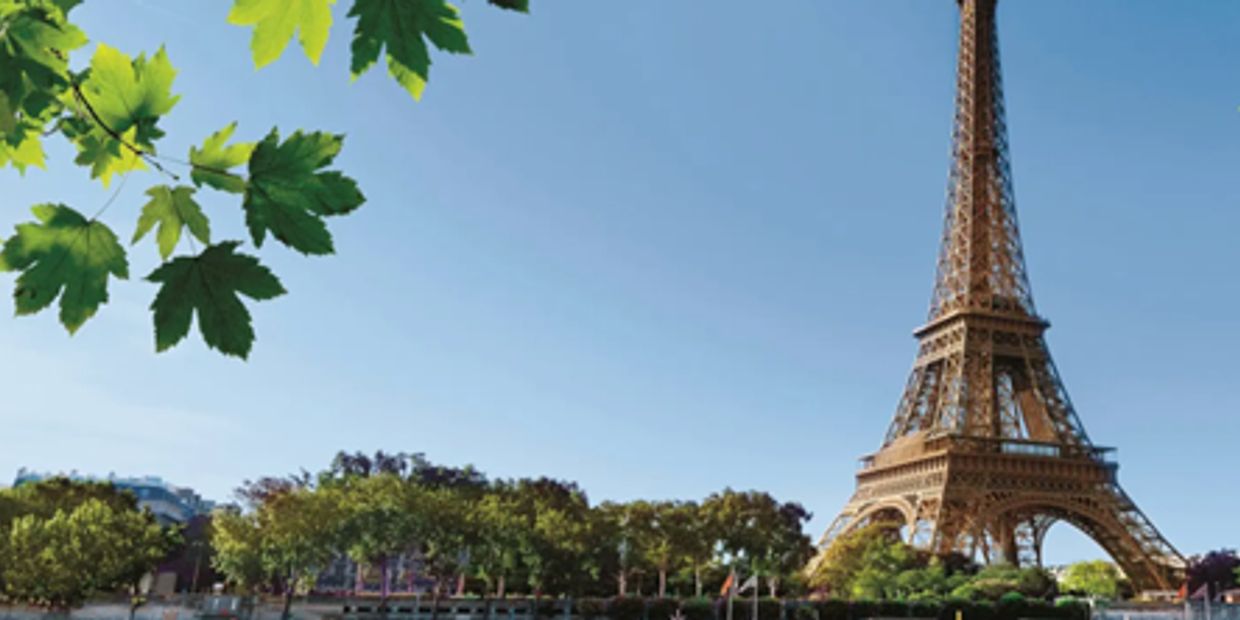Pairs Eiffel tower on the Seine