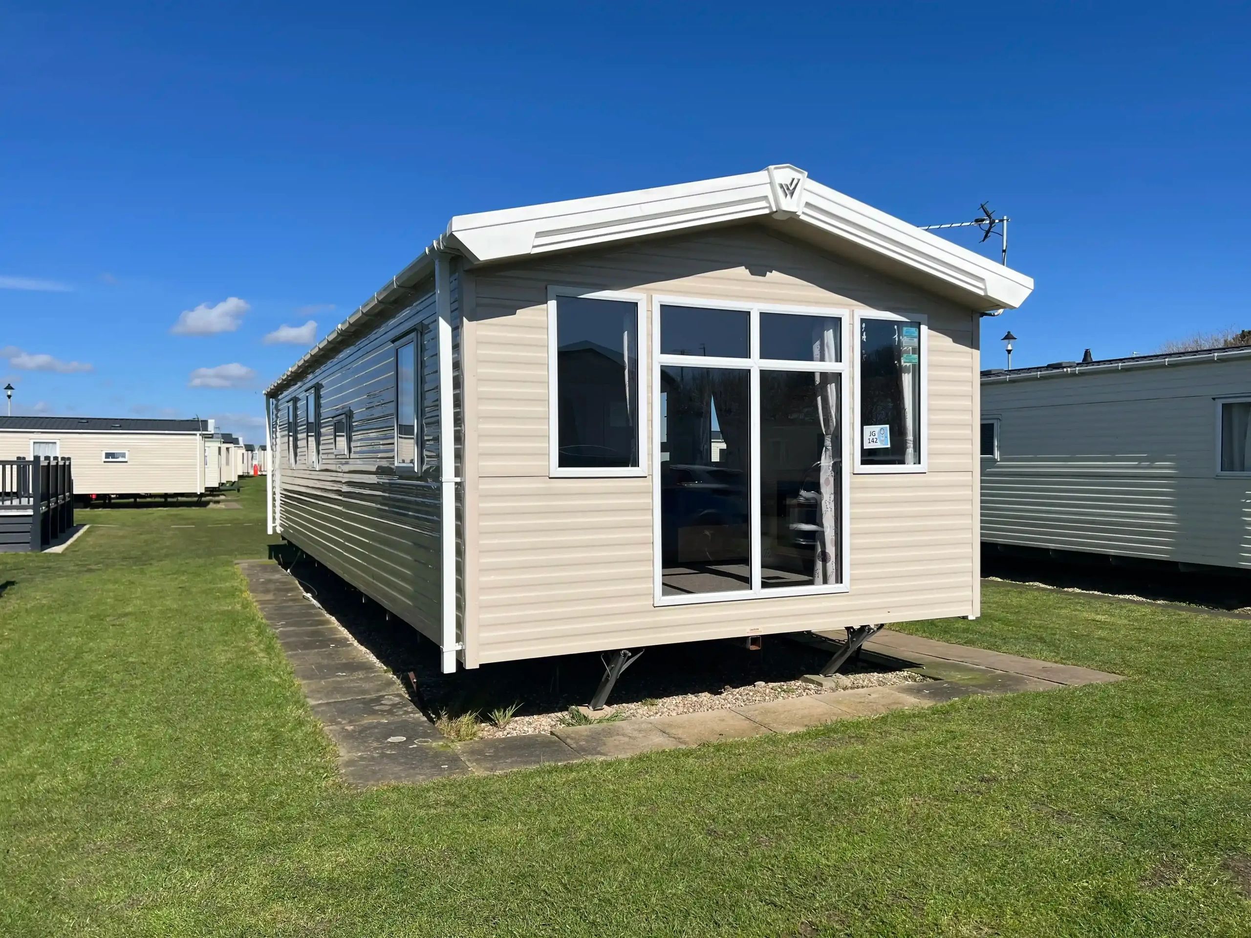 Static caravan exterior cleaning service in Bournemouth showing a clean park home after algae remova
