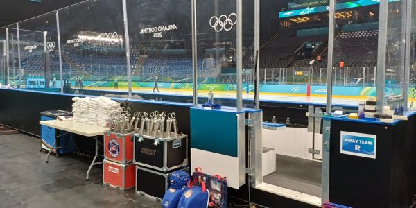 Eishockey-Umkleidebereich mit Ausrüstung. 