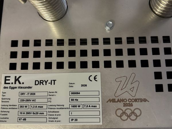 Typenschild eines Heizgeräts E.K. DRY-IT 2026.