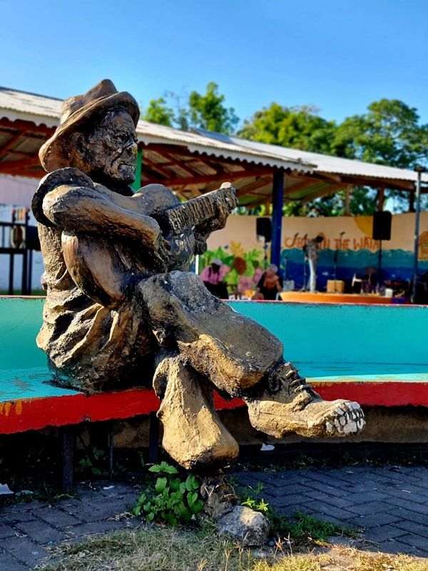 Escultura del calypsonian Walter Ferguson, Cahuita