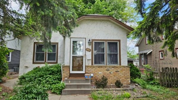 Before picture of the front of a home