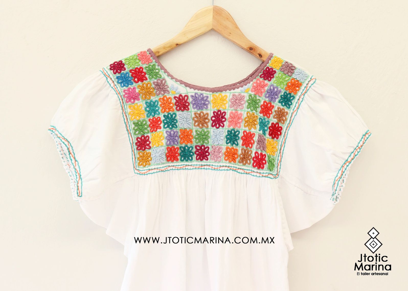 Blusa Aguacatenango - Talla M a G- Manta Blanco- Bordado Flores Rococo -Manga corta Blusa Aguacatenango - Talla M a G- Manta Blanco- Bordado Flores Rococo -Manga corta