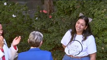 Check out Meghan Markle eating a Cookie Crumb Cookie