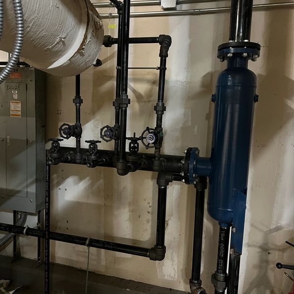 Condensate return header and flash tank