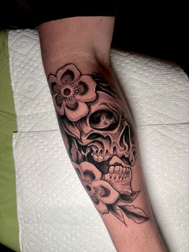 Blackwork skull and flower tattoo done by Robert Smith at fates tattoo in Pensacola Fl 