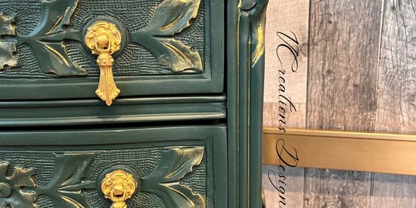 table de chevet verte et or style victorien