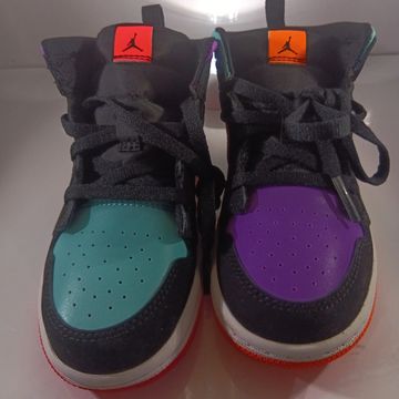 Air Jordan Nike (Kids)
This is not a product of M.A.D.E. CLOTHING AK.