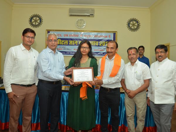 Sheetal Infosys Udaipur : Receiving the Best ITGK Award for excellence in Information Technology .