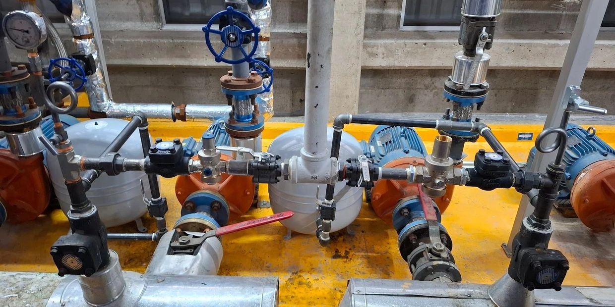 Cuadro de bombas para servicios de agua helada y agua caliente