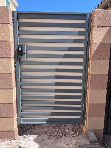 Two-toned horizontal walk gate with solid backing for ultimate privacy
Henderson
Las Vegas
Summerlin