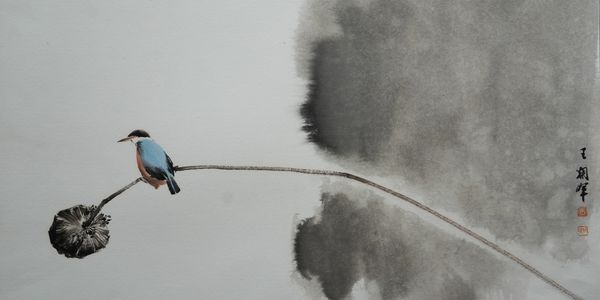 水墨国画小写意，翠鸟停于残荷之上，留白简洁，意境清远，展现东方艺术之美。
关键词：国画、翠鸟、残荷、水墨画、小写意、书画收藏、东方艺术。