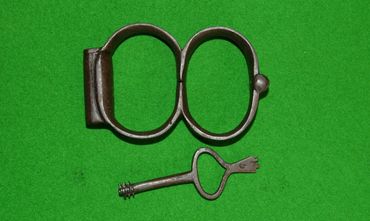 Hiatt Plug 8 Handcuffs

Very Rare small size Hiatt Plug 8 handcuffs and key c1800.

The handcuffs ar