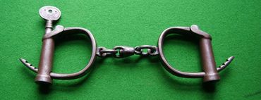 Hiatt First Pattern Adjustable Handcuffs c1900.
Hiatt’s first pattern number ‘1’ adjustable ratchet 