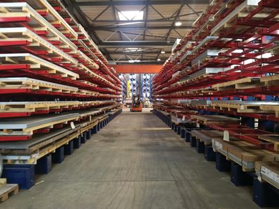 Welchen Stapler für Kragarmregale. Verkehrsweg für einen Frontstapler