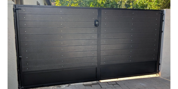 Horizontal Style
Black Raven Composite Boards
Steel Kickplate
Mechanical Keypad