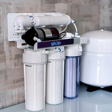 Filtro o filtros para purificar agua en casa. Sistema de osmosis inversa bajo tarja Glup Water