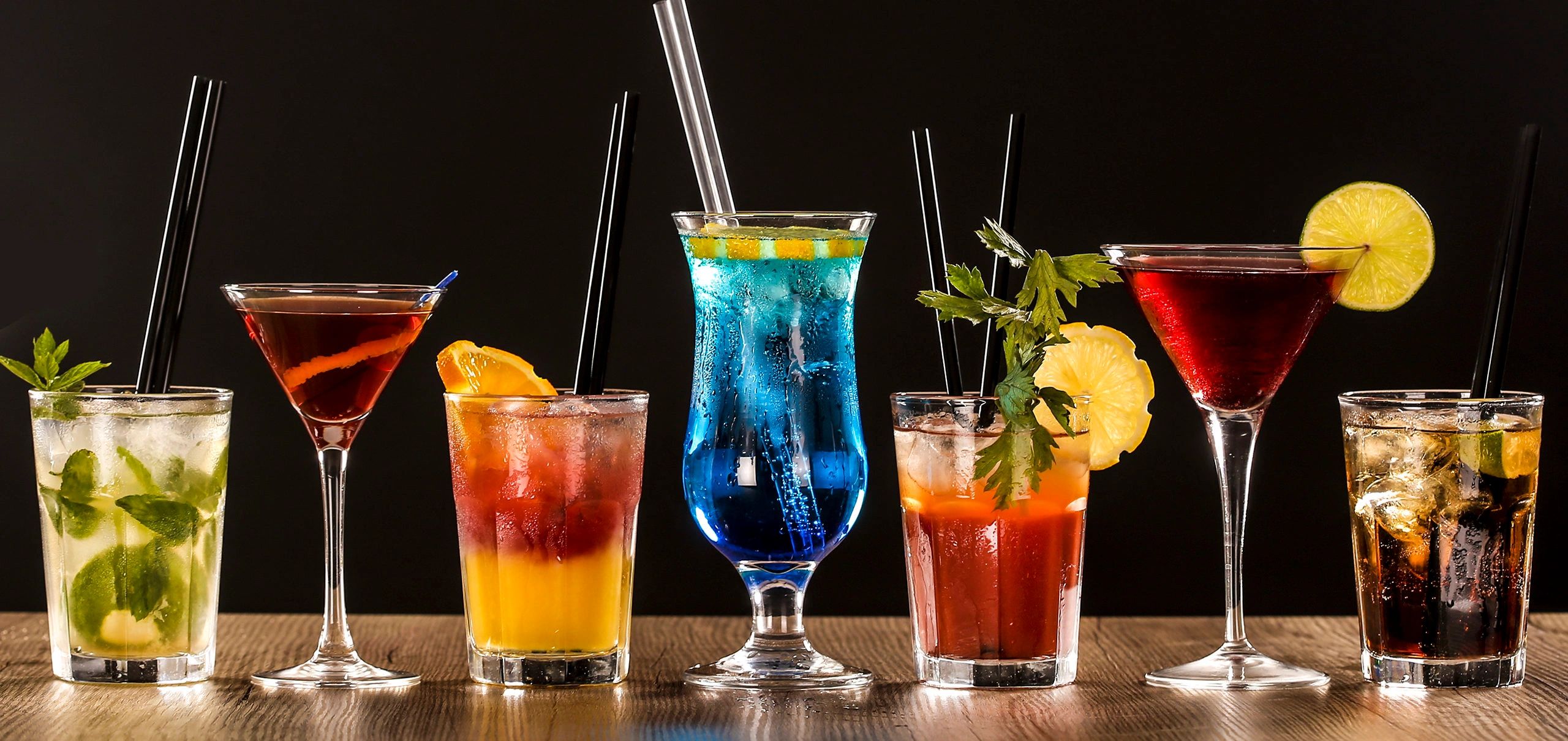 Drink ship. Виски с лимоном. Газированные напитки. Моктейль на белом фоне. Сладкие напитки лимонады.