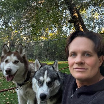 Two Siberian Husky rescues trained with David Utter