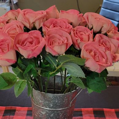 Rose Boutonnieres – Flowers For Fundraising