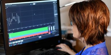 Dr. Vista Parisoe interpreting QEEG neurofeedback data for patient treatment