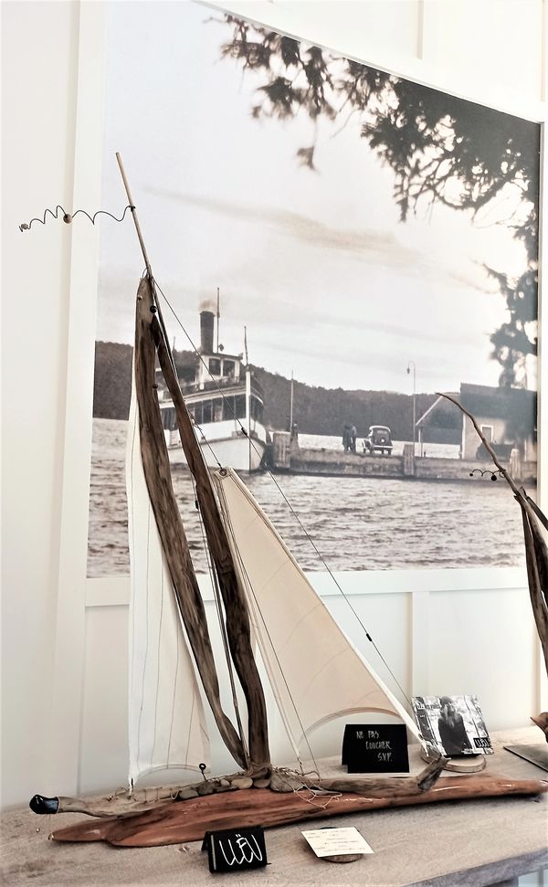 Voilier en bois décoratif, sculpture navale pour décoration intérieure, art québécois.