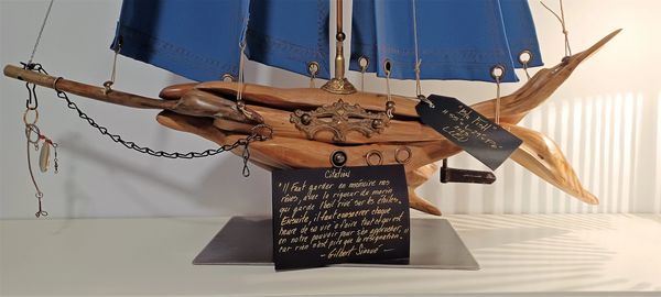 Voilier en bois fait à la main par un artiste québécois, sculpture navale unique.