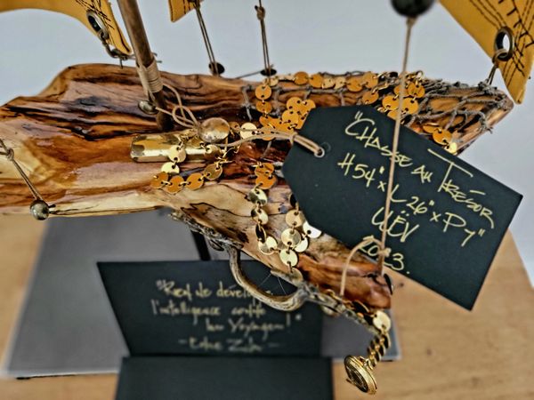 Artiste québécois sculpte voilier, atelier artisanat québécois.