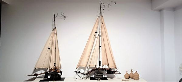 Voilier en bois décoratif, sculpture navale pour décoration intérieure, art québécois.