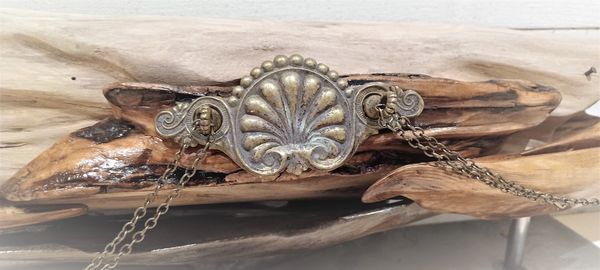 Voilier en bois sculpté décoratif sur une étagère dans un intérieur moderne. artiste, sculpteur.