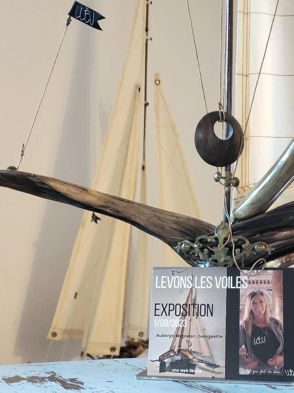 Artiste québécois sculpte voilier, atelier artisanat québécois.