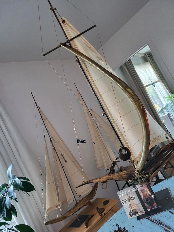 Artiste québécois sculpte voilier, atelier artisanat québécois.