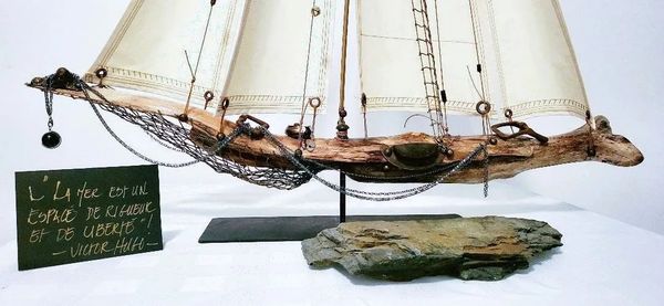 Découvrez les sculptures de voiliers uniques faites à la main par une artiste québécoise. 