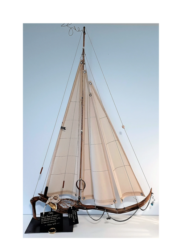 Voilier en bois fait à la main par un artiste québécois, sculpture navale unique.