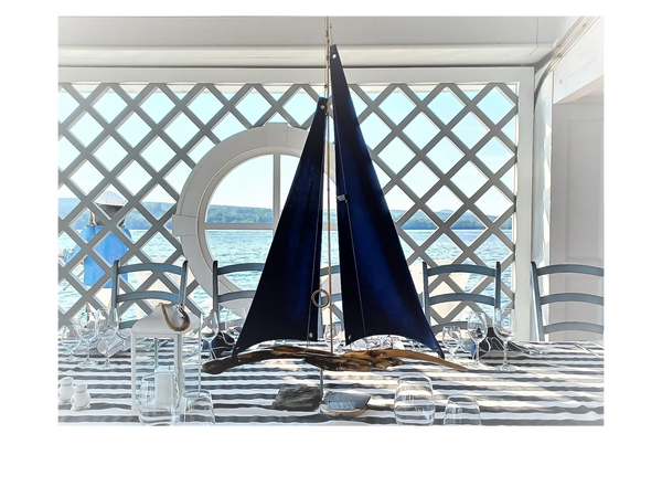 Voilier en bois décoratif, sculpture navale pour décoration intérieure, art québécois.