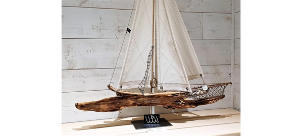 Voilier en bois sculpté décoratif sur une étagère dans un intérieur moderne. artiste, sculpteur.