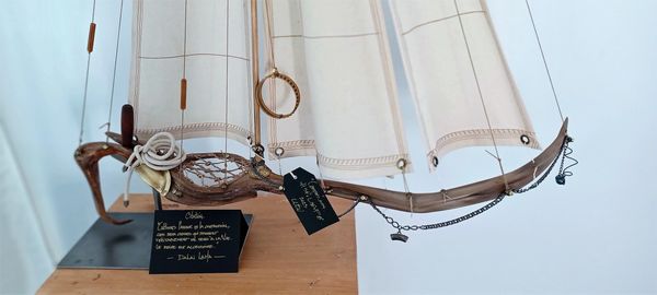 Voilier en bois fait à la main par un artiste québécois, sculpture navale unique.