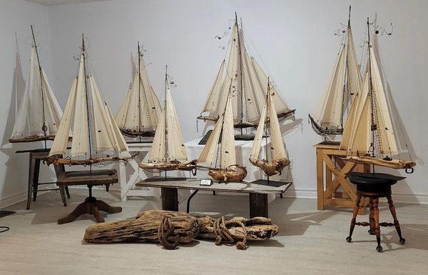 Découvrez les sculptures de voiliers uniques faites à la main par une artiste québécoise. 
