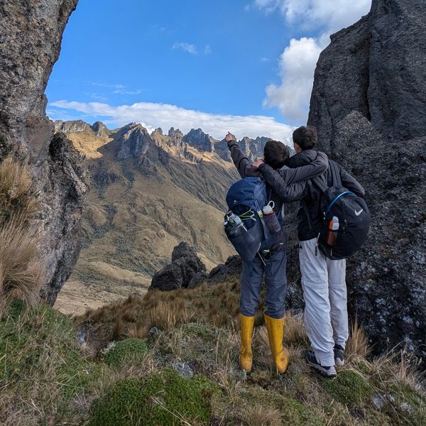 Dos excursionistas observan una cadena montañosa.