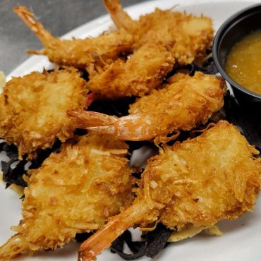 A picture of fried prawns and spicy sauce