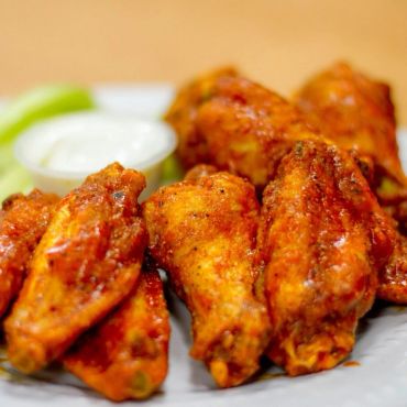 A picture of Fried buffalo wings with white sauce