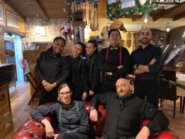 Gruppo di persone in un ristorante accogliente.