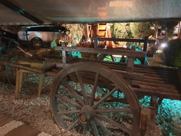 Carrozza di legno antica illuminata di sera.
