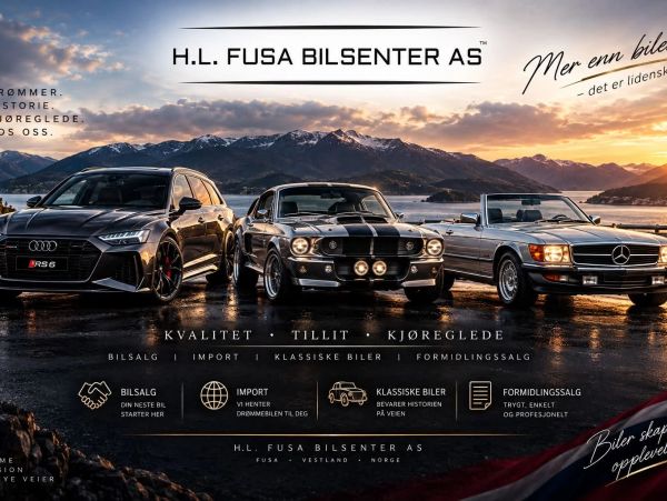 Tre biler parkert ved vannet med fjell i bakgrunnen.